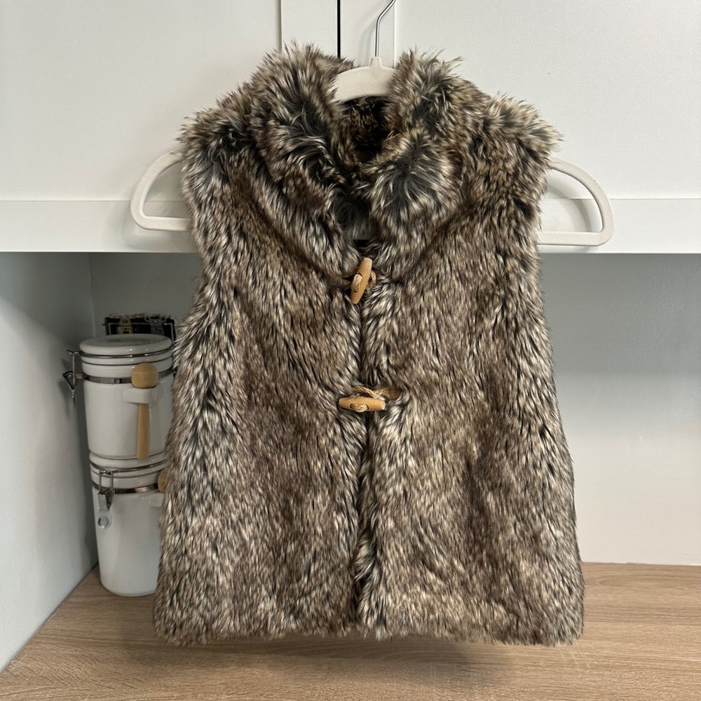 Zara Faux Fur Vest Girls Size 7/8 Toggle Closure Pockets Winter Layering Chic